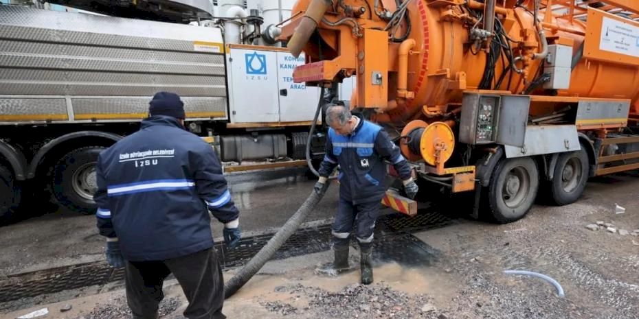 İzmir’de kuvvetli yağış: Belediye ekipleri sahada