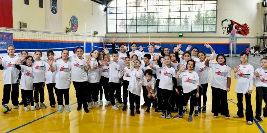 Fabrika Voleybol Ankaralı çocukları fileyle tanıştırdı