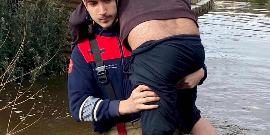 İtfaiye eri vatandaşı sırtında taşıdı