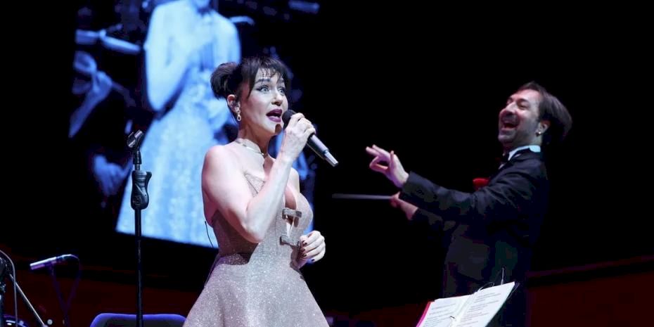 Şevval Sam İzmir'de hem söyledi, hem yönetti