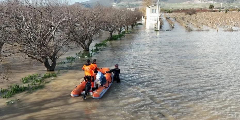 İzmir'de 50 yılda bir görülen meteorolojik tablo... Neden deniz yükseldi?