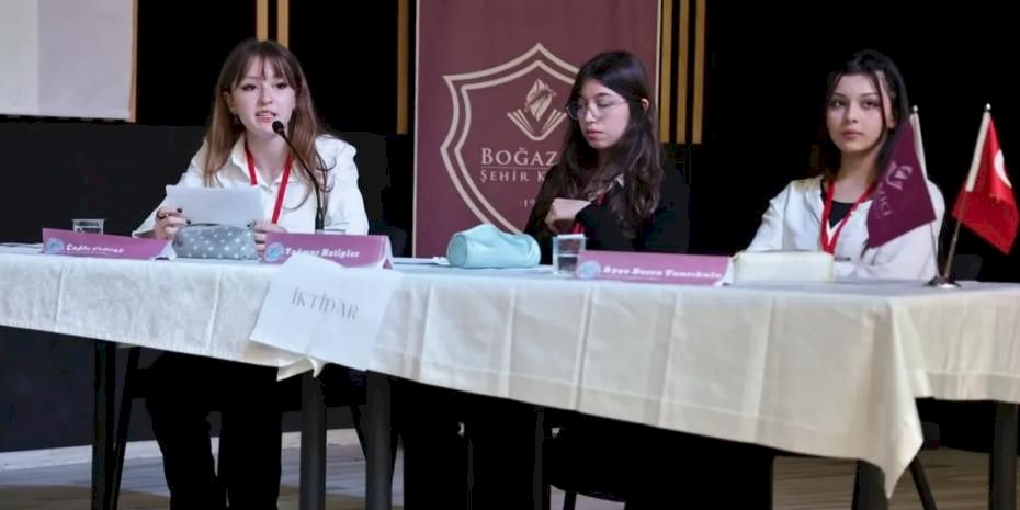 Kütahya'da liseler rası münazara finalinde gençler sahnedeydi