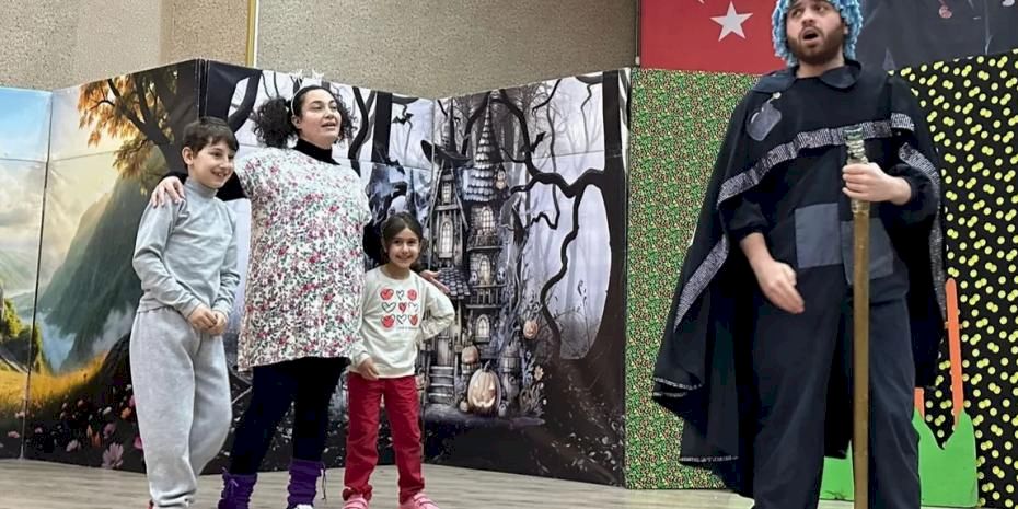 Gölcük’te çocuklara özel sahne yüzleri güldürüyor