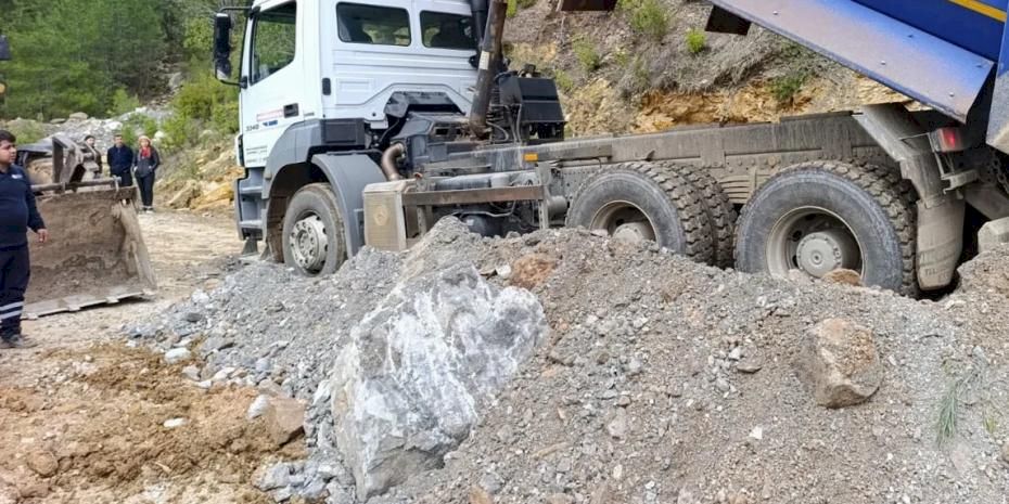 Alanya’da heyelan ve göçük sonrası Büyükşehir’den yoğun mesai