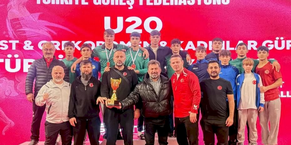 Sakarya Büyükşehirli güreşçilerden Ankara’da madalya yağmuru