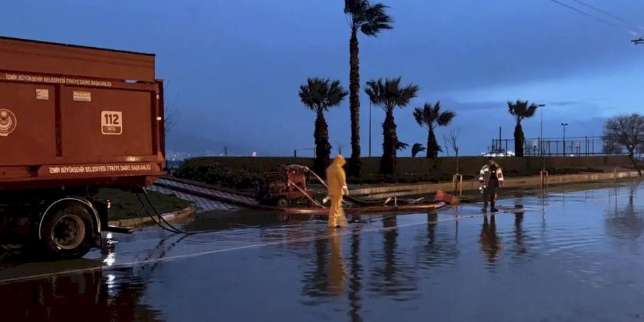 Lodos İzmir Körfezi'ni yükseltti