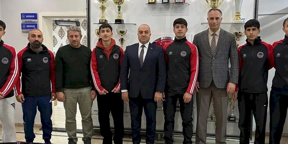 Ağrılı halterciler Mersin'de madalyaları topladı