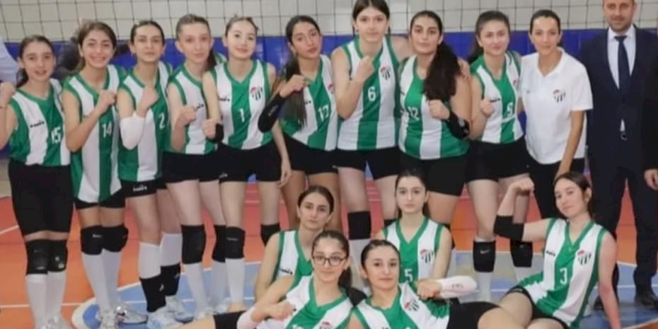 Artvinspor kadın voleybol takımı turnuvaya galibiyetle başladı