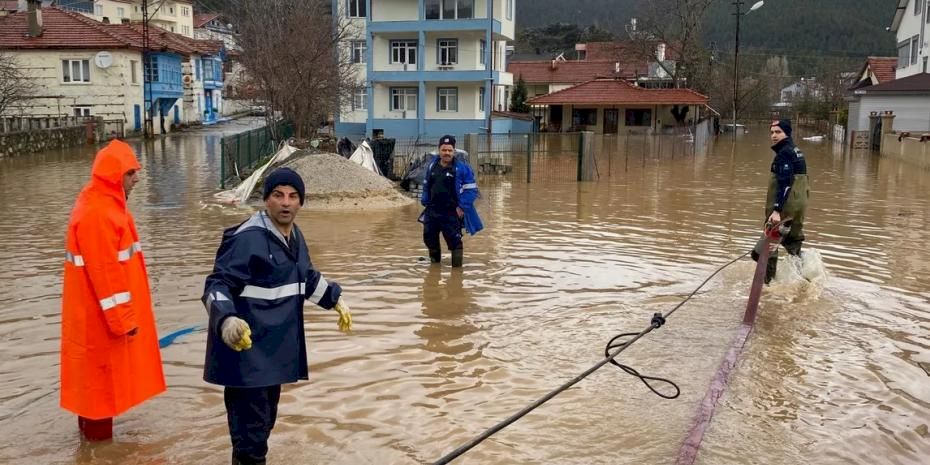 Antalya'da Büyükşehir ekipleri yağışın izlerini siliyor