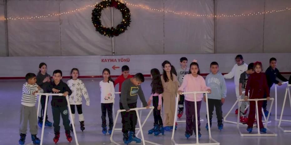 İzmir'de öğrenciler buz pistinde buluştu