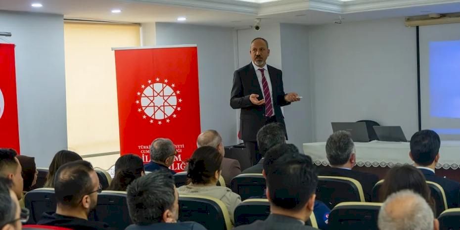 Osmaniye’de yapay zekâ çağında gazeteciliğin geçirdiği dönüşüm anlatıldı