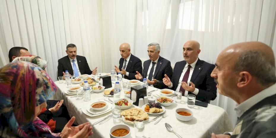Bakan Çiftçi depremzede aileyle iftar yaptı