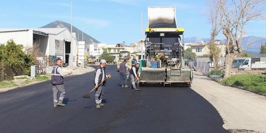 AntalyaBüyükşehir Finike’nin ana arterlerini sıcak asfalt ile kaplıyor