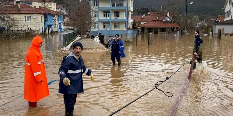 Antalya Büyükşehir Belediyesi ekipleri yağışın izlerini siliyor