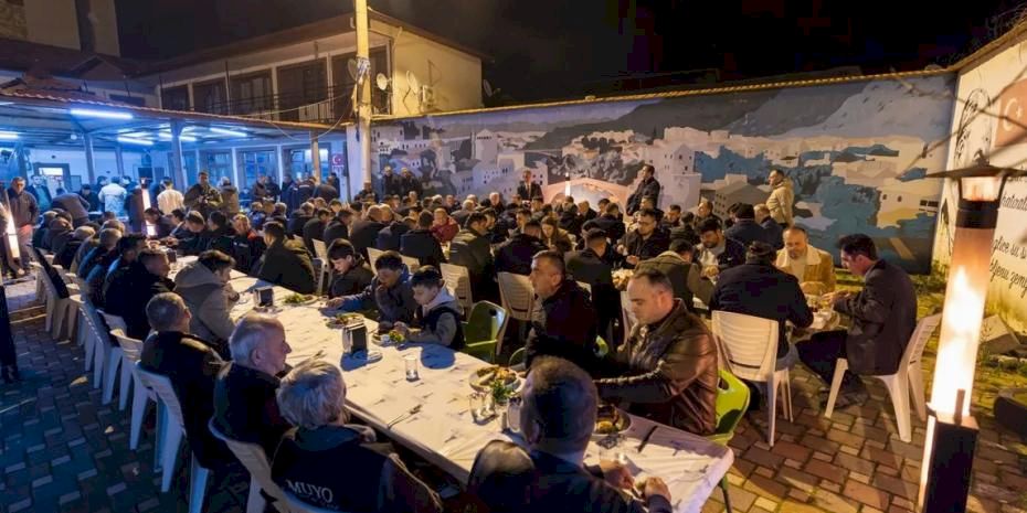 Başkan Tugay Kemalpaşalılarla sahur sofrasında buluştu
