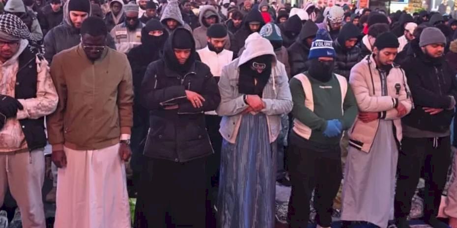 ABD Times Meydanı'nda teravih namazı