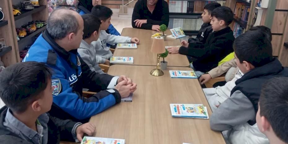 Van'da emniyetin kitap analizi programına yazar Yetkin Albert konuk oldu