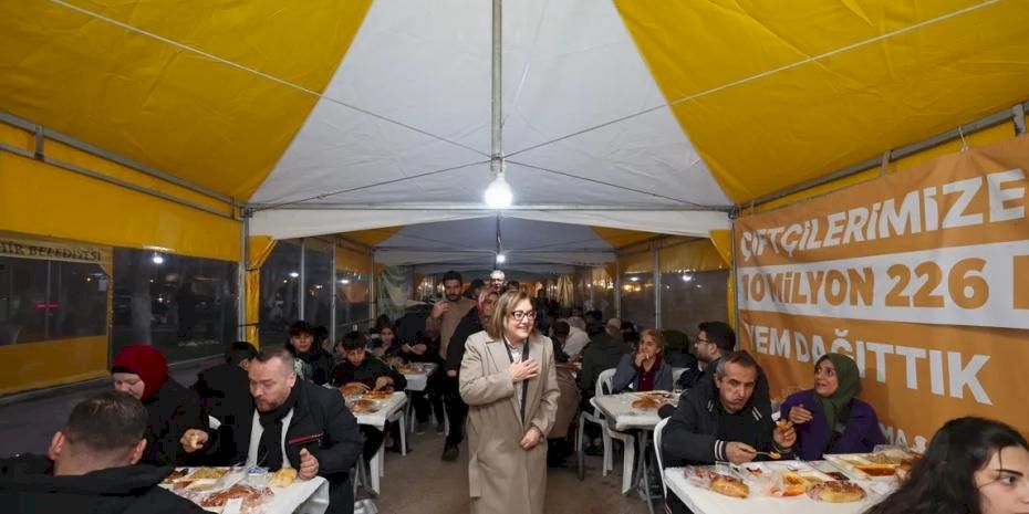 Gaziantep'te Ramazan Sokağı gönül sofrasına dönüştü