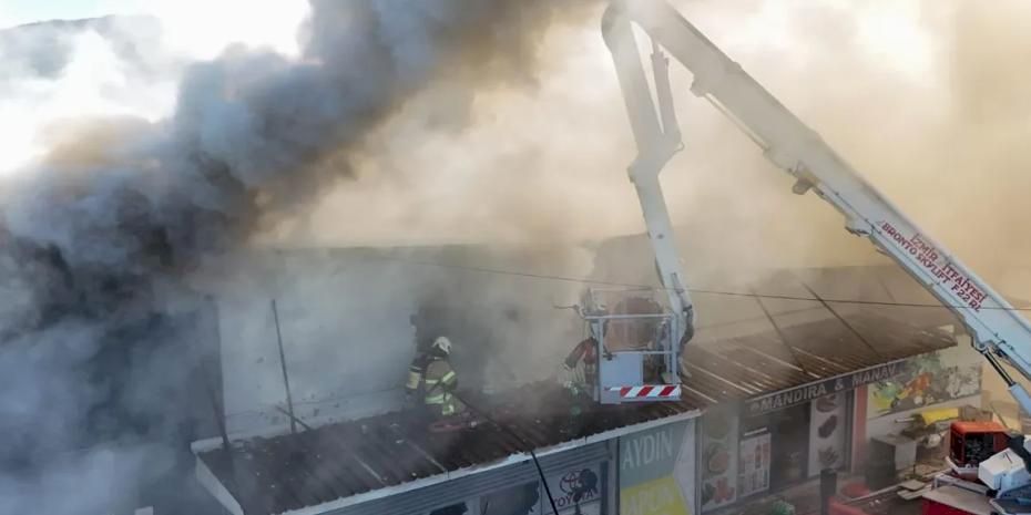 İzmir Buca'daki işyeri yangını kontrol altına alındı