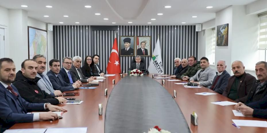 Artvin’de Vali Ergün muhtarların sorunlarını dinledi