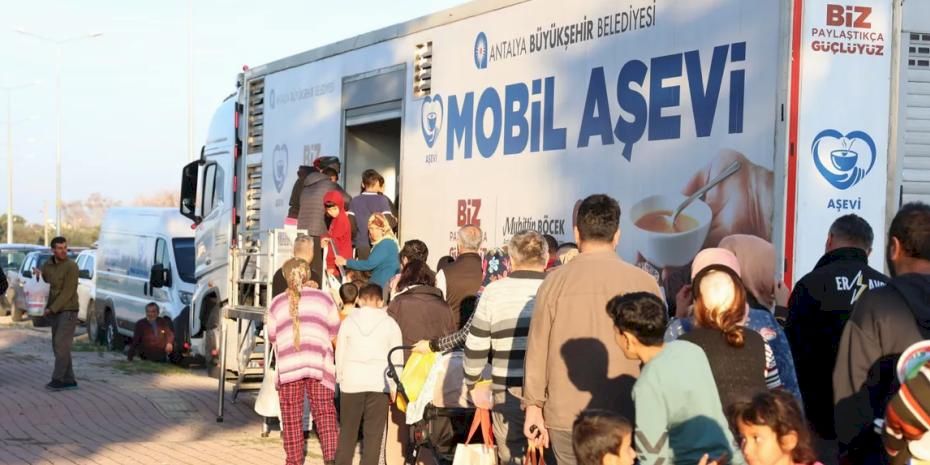 Antalya'da 'Mobil Aşevi' mahalle mahalle dolaşıyor