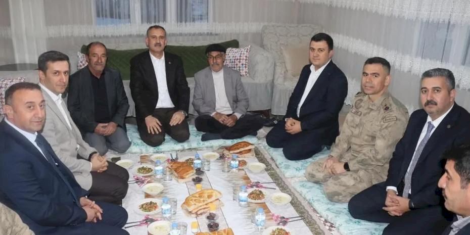 Vali Bozkurt, Patnos Akyemiş'te çiftçi ailenin sofrasına konuk oldu