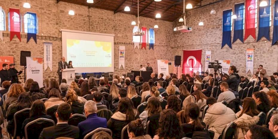 İzmir’de gençler ile iş dünyası aynı masada