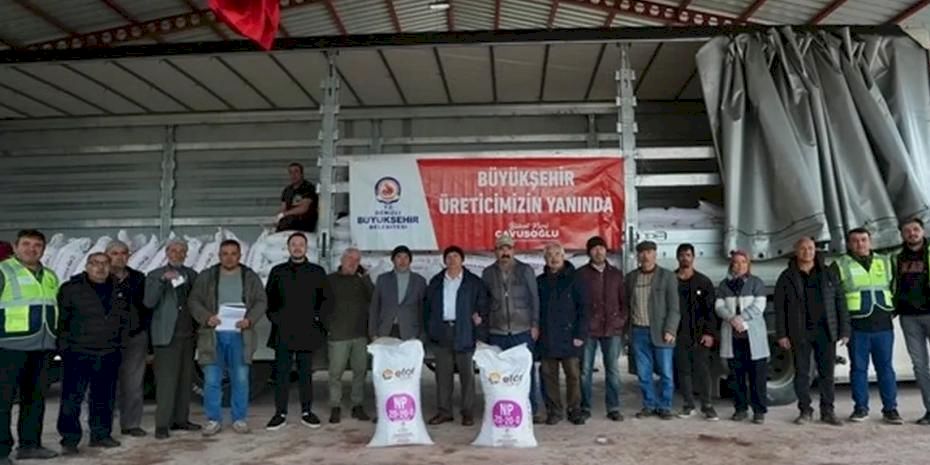 Denizli Büyükşehir’den üreticiye gübre desteği başladı
