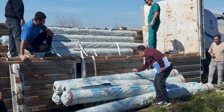 Hortumdan zarar gören üreticilere sera naylonu dağıtıldı