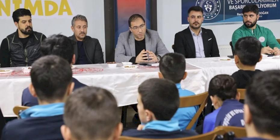 Ağrı'da Sporcu Eğitim Merkezi’nde gençlerle iftar buluşması