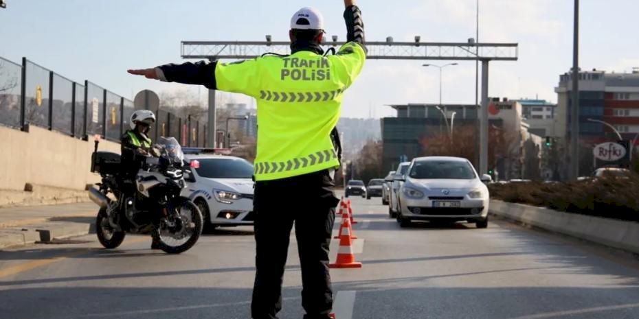 Trafikte yeni dönem başladı! Cezalar katlandı, ehliyete el koyma ve iptal şartları ağırlaştı