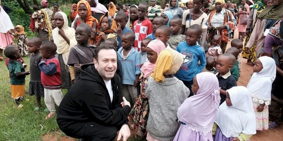 Ünlü iletişimci Özgür Aras'tan Afrika’ya umut taşıyan yolculuk