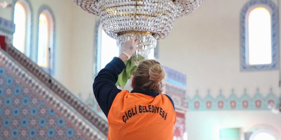 İzmir Çiğli’de ibadethaneler için temizlik mesaisi