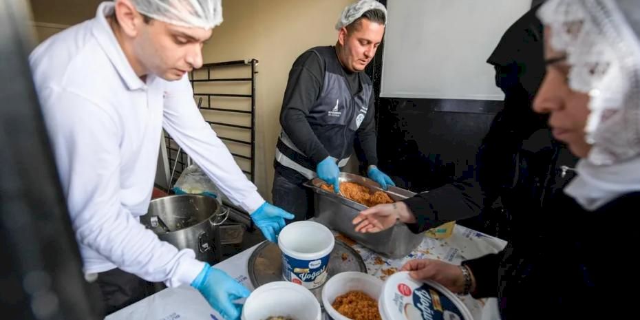 İftar bereketi İzmir'in aşevinden sofralara uzanıyor