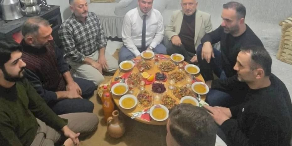 Artvin'de AK Parti İl Başkanı Aydemir, bir vatandaşın evinde iftar yaptı