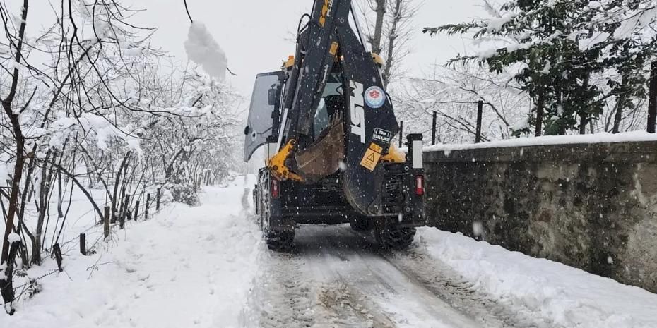 Trabzon'da Büyükşehir ekipleri kar yağışına karşı sahada