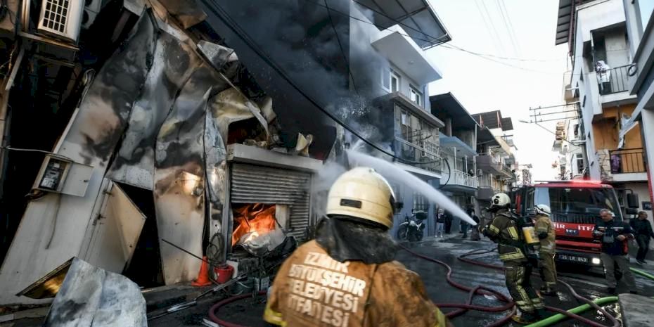 İzmir Buca’da iş yeri yangını panik yarattı