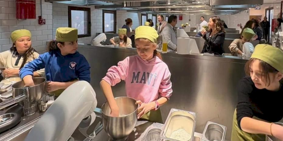 Marmaris'te ilkokul öğrencilerinden gazi ailesine pide