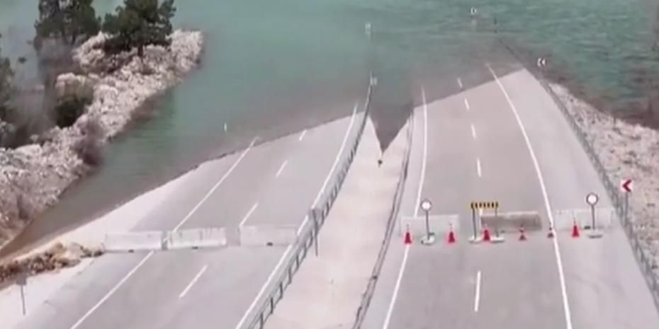 Antalya–Konya yoluna taşkın engeli! Geçici olarak trafiğe kapatıldı!