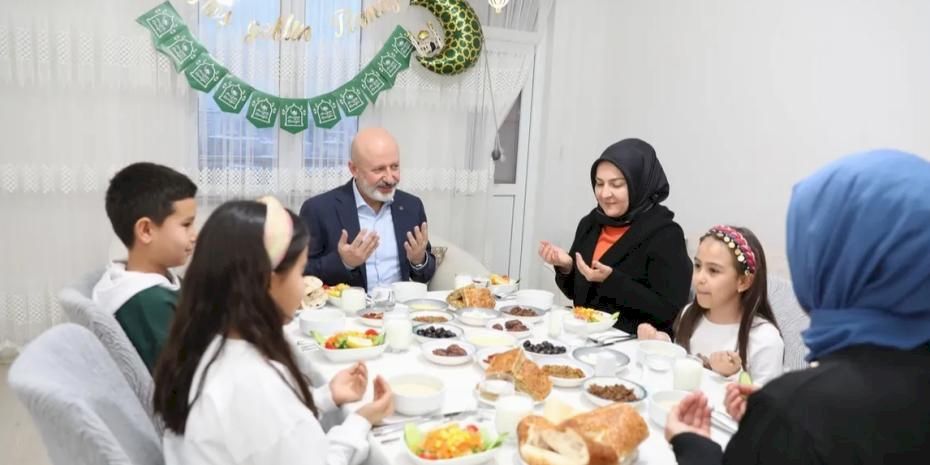 Çolakbayrakdar çifti Özsoy ailesinin iftar sofrasında
