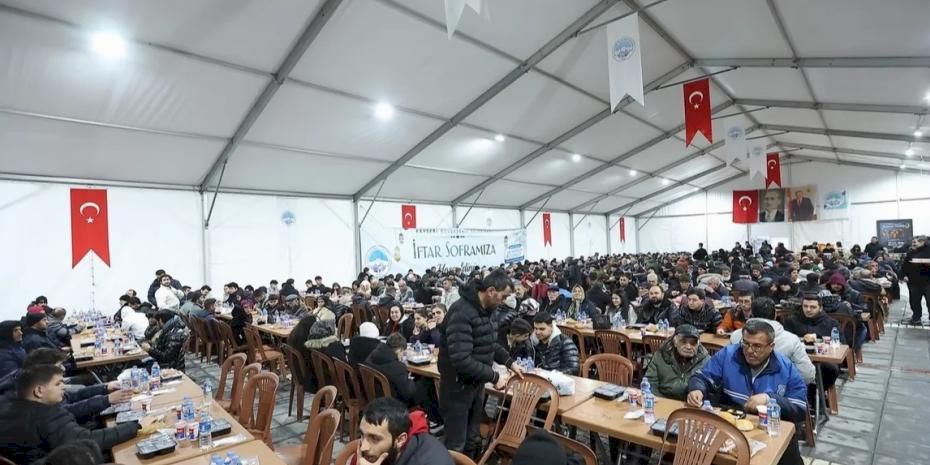 Memduh Büyükkılıç 'kardeşlik sofrası'nda iftar açtı