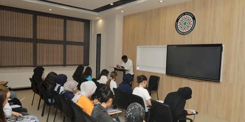Konya Karatay'da gençlere 18 branşta eğitim fırsatı sunuyor