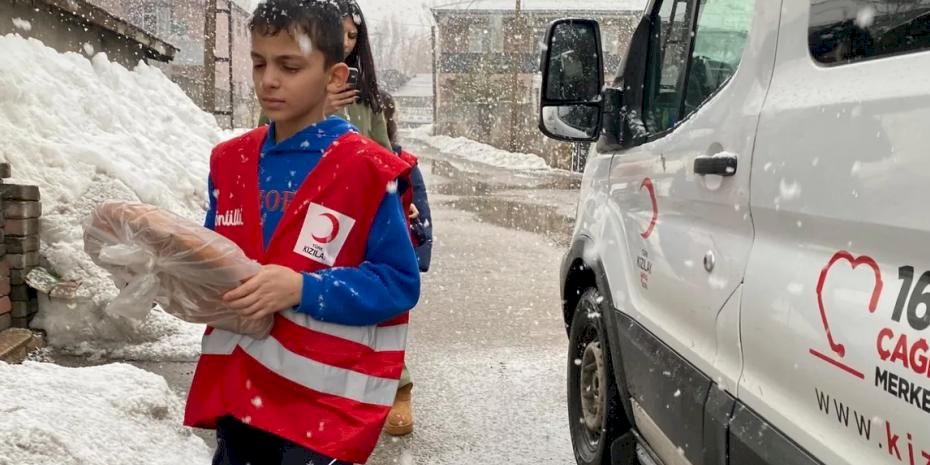 Ağrı’da Kızılay’dan gönülleri ısıtan pide dağıtımı