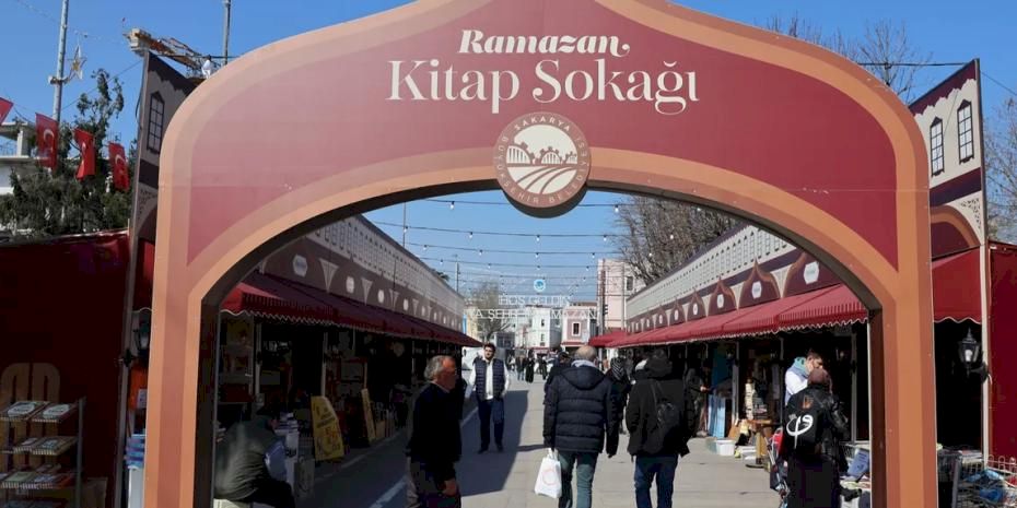 Sakarya'da Kitap Sokağı kitapseverlerin buluşma noktası oldu