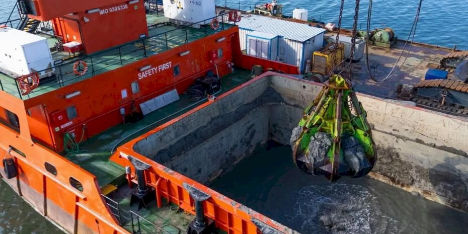 İzmir Körfezi'nden 1 milyon ton çamur çıkarıldı