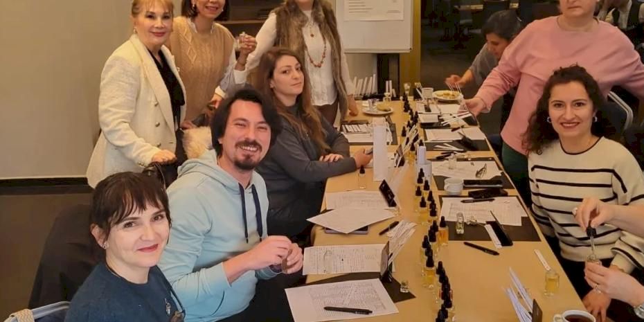 İzmir'de kokular iyiliğe yükseldi... Braille kitaplara erişim için özel etkinlik