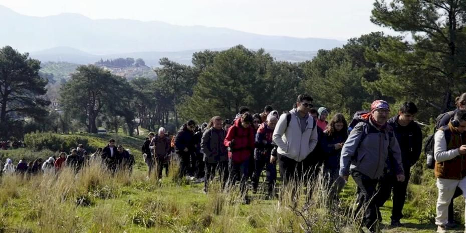 İzmir'de gençler baharı doğayla karşıladı