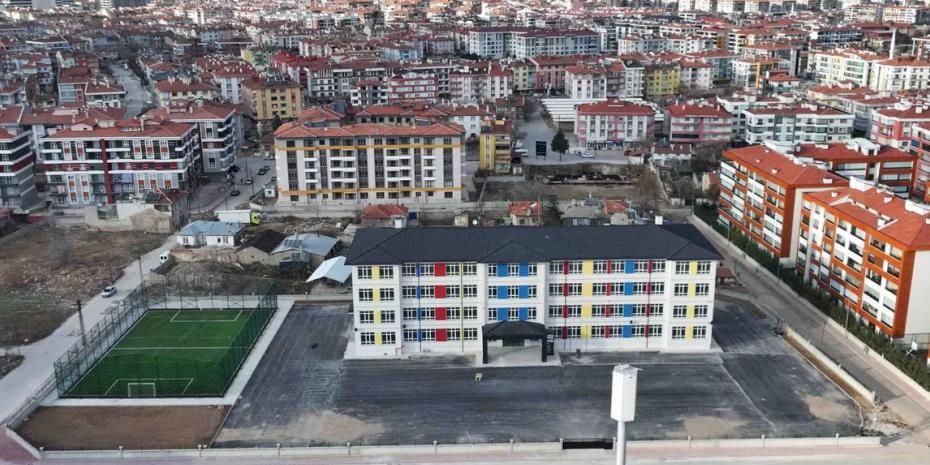 Konya Karatay'da 8 okul FIFA standardında sahalara kavuşuyor