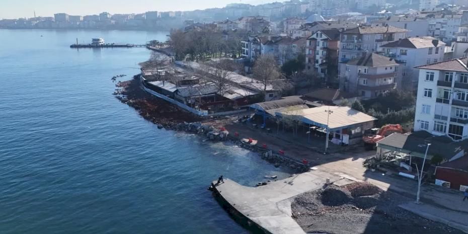 Bir dalga kırıcı set de Değirmendere sahiline