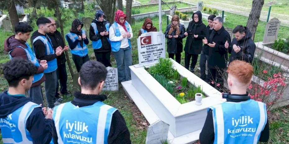 Kocaeli'de gençlerden şehitliğe saygı görevi